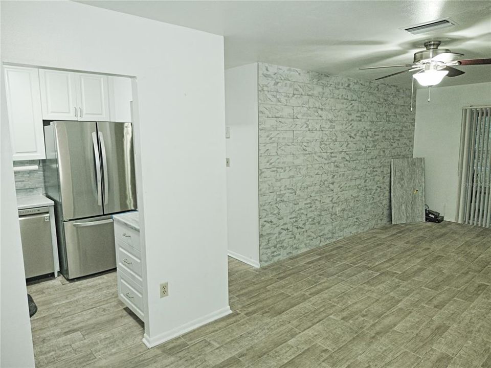 For Rent: $1,150 (2 beds, 1 baths, 744 Square Feet)