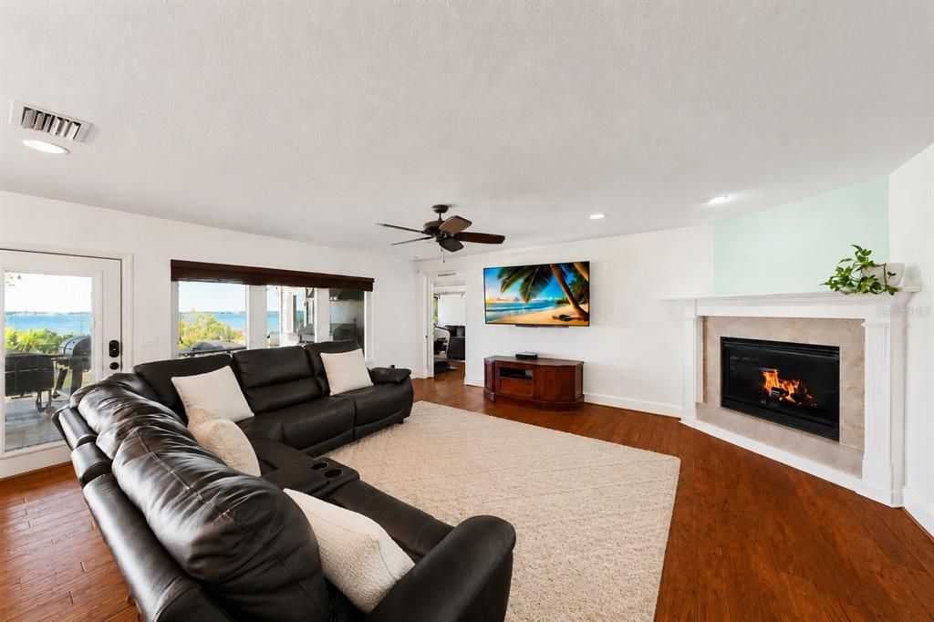 For Sale: $3,590,000 (7 beds, 5 baths, 5609 Square Feet)