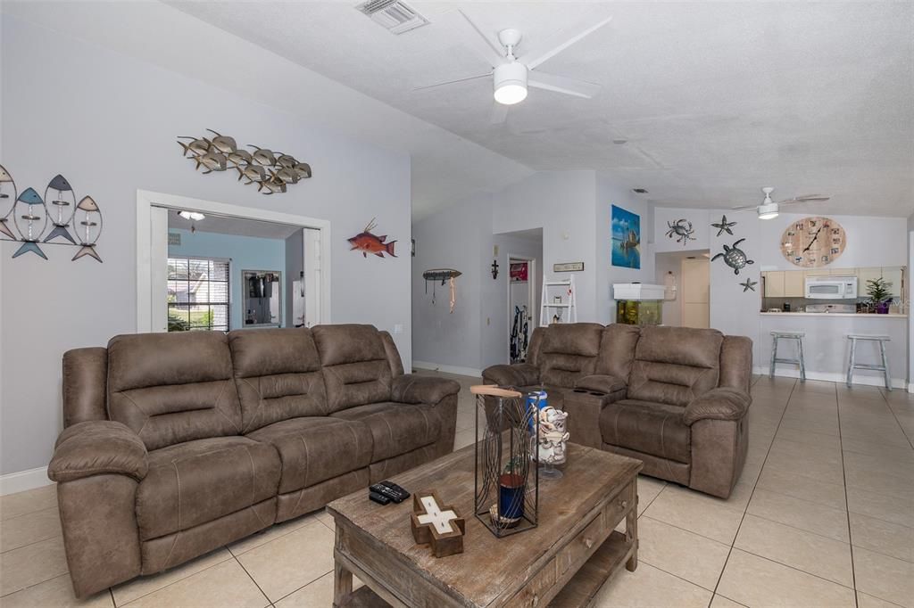 For Sale: $319,900 (3 beds, 2 baths, 1672 Square Feet)
