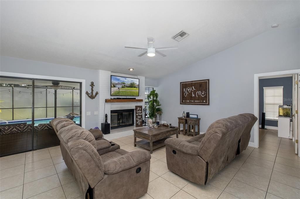 For Sale: $319,900 (3 beds, 2 baths, 1672 Square Feet)