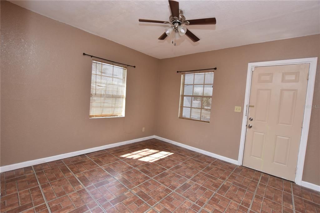 出租: $900 (1 贝兹, 1 浴室, 800 平方英尺)