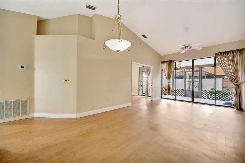 For Sale: $225,000 (2 beds, 2 baths, 1127 Square Feet)