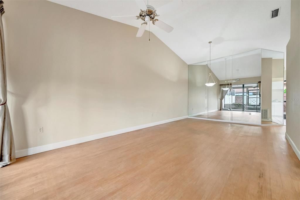 For Sale: $225,000 (2 beds, 2 baths, 1127 Square Feet)