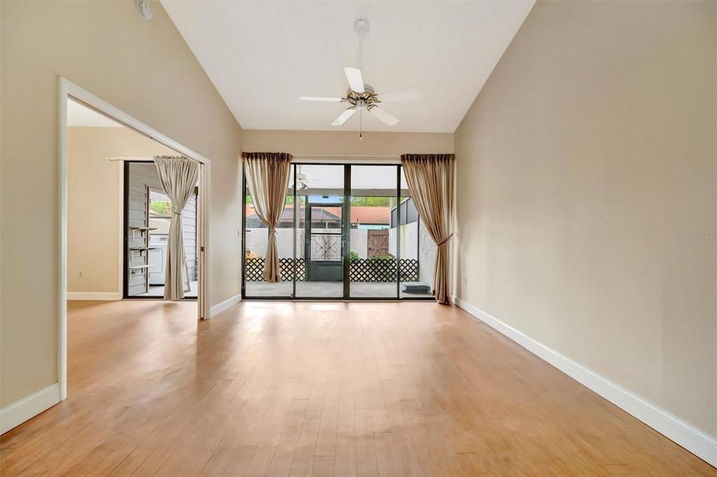 For Sale: $225,000 (2 beds, 2 baths, 1127 Square Feet)