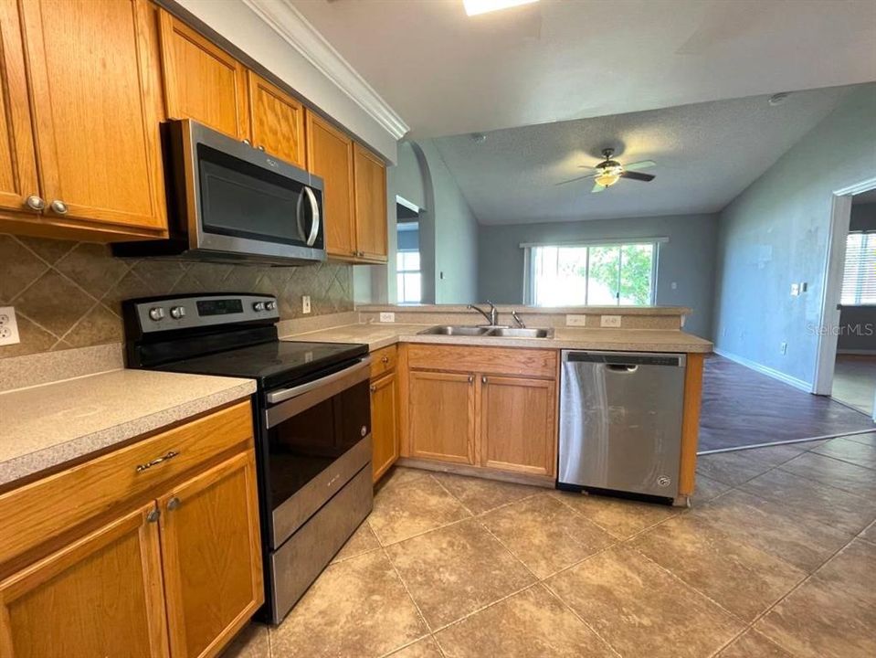 For Rent: $1,895 (3 beds, 2 baths, 1465 Square Feet)