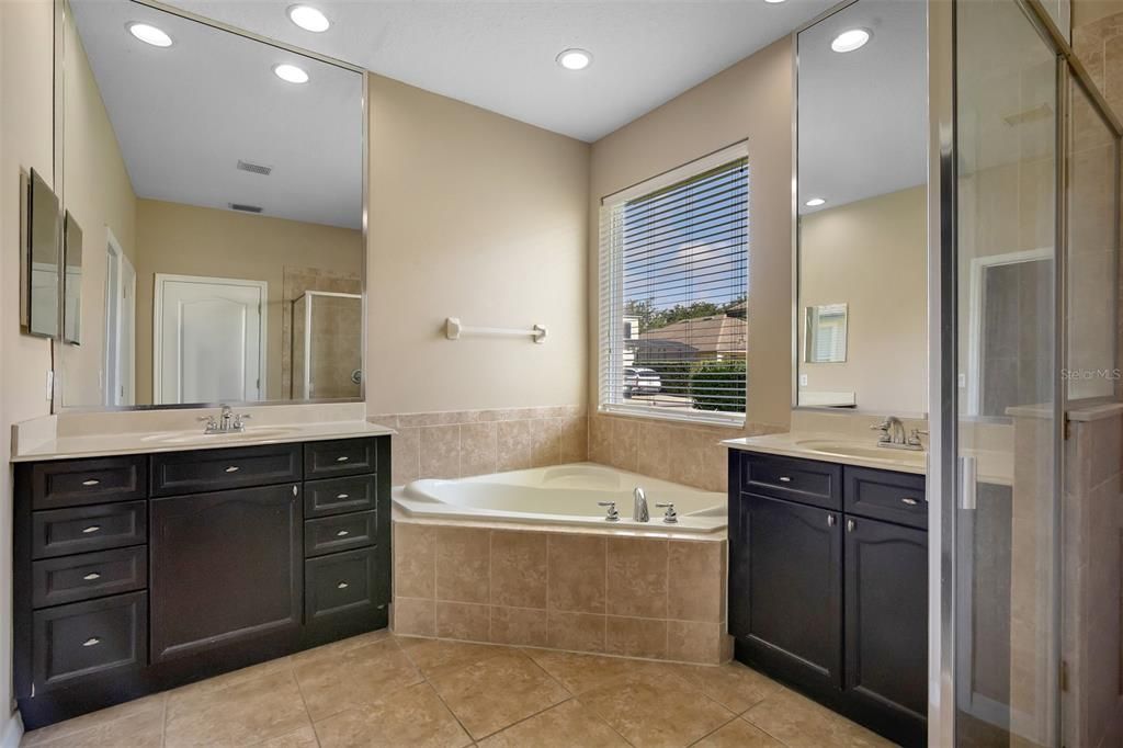 For Sale: $665,000 (4 beds, 3 baths, 3072 Square Feet)