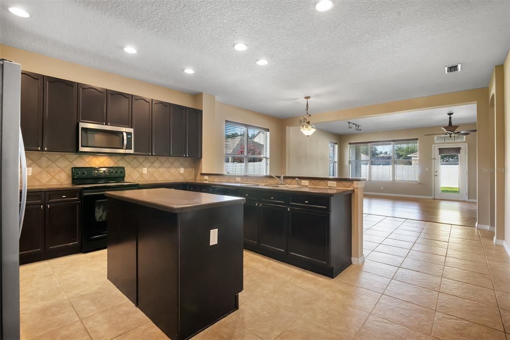 For Sale: $665,000 (4 beds, 3 baths, 3072 Square Feet)