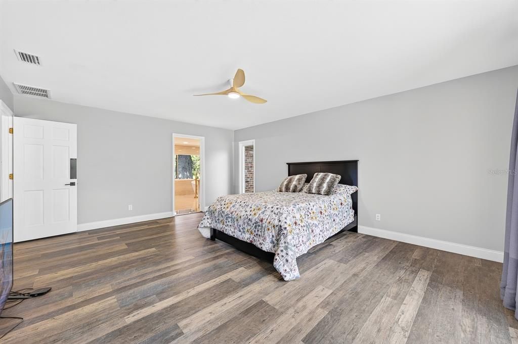For Sale: $1,300,000 (5 beds, 3 baths, 3352 Square Feet)