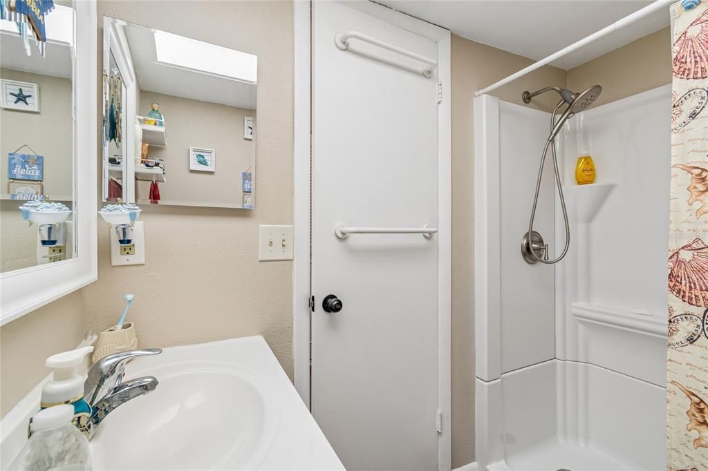 For Sale: $154,000 (1 beds, 1 baths, 806 Square Feet)