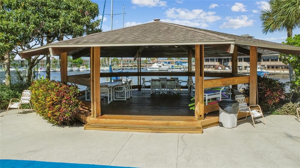 For Sale: $154,000 (1 beds, 1 baths, 806 Square Feet)