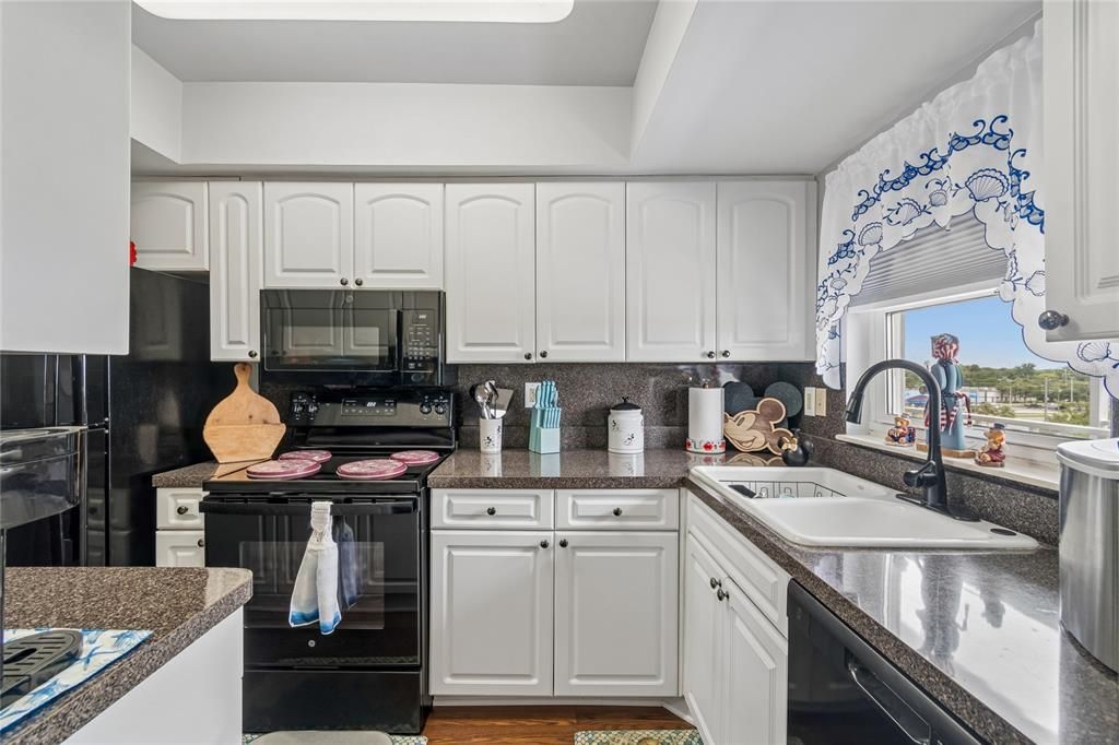 For Sale: $154,000 (1 beds, 1 baths, 806 Square Feet)