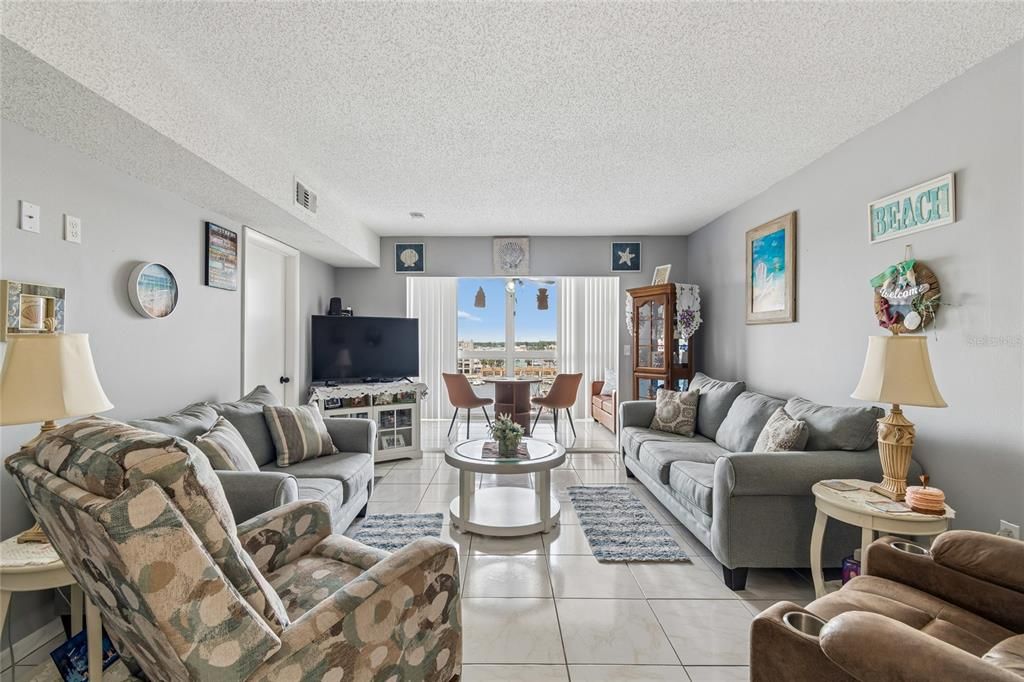 For Sale: $154,000 (1 beds, 1 baths, 806 Square Feet)