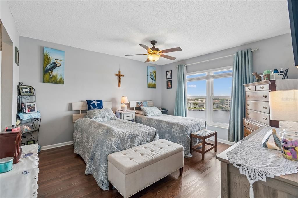 For Sale: $154,000 (1 beds, 1 baths, 806 Square Feet)