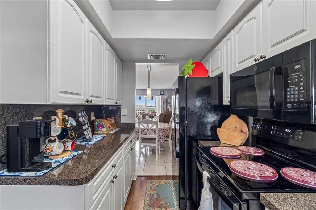For Sale: $154,000 (1 beds, 1 baths, 806 Square Feet)