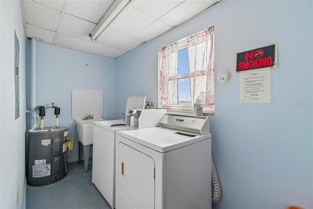 For Sale: $154,000 (1 beds, 1 baths, 806 Square Feet)