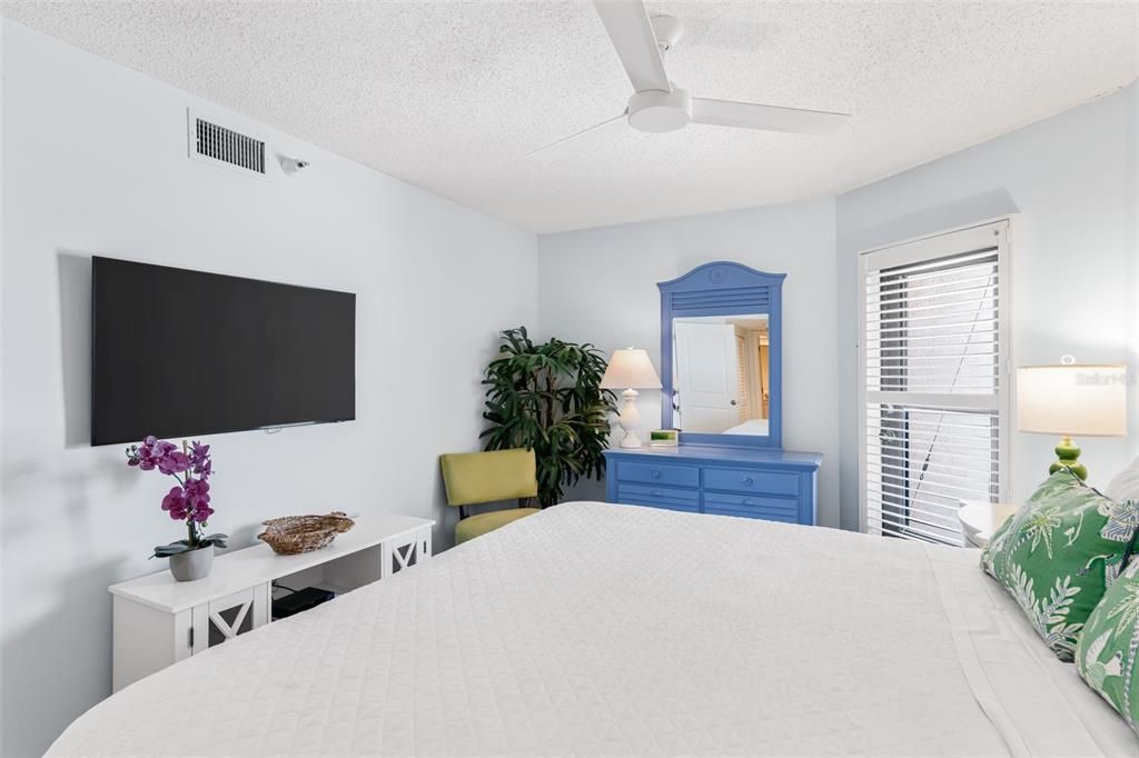 For Sale: $950,000 (3 beds, 2 baths, 1370 Square Feet)