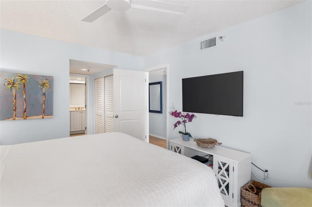 For Sale: $950,000 (3 beds, 2 baths, 1370 Square Feet)
