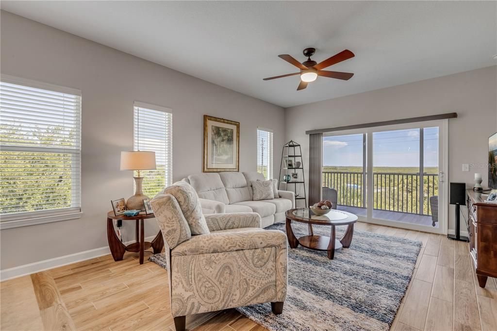 For Sale: $419,000 (3 beds, 3 baths, 1531 Square Feet)