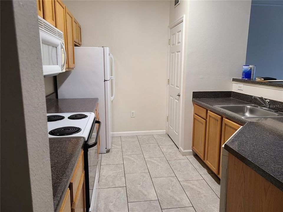 For Rent: $1,350 (1 beds, 1 baths, 794 Square Feet)