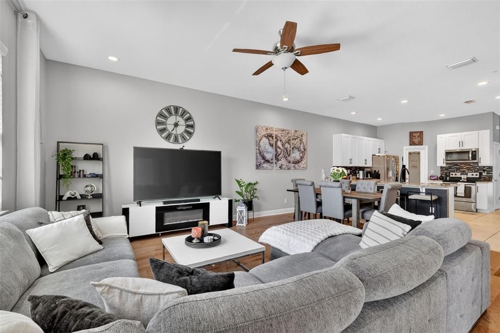 For Sale: $318,900 (3 beds, 2 baths, 1575 Square Feet)