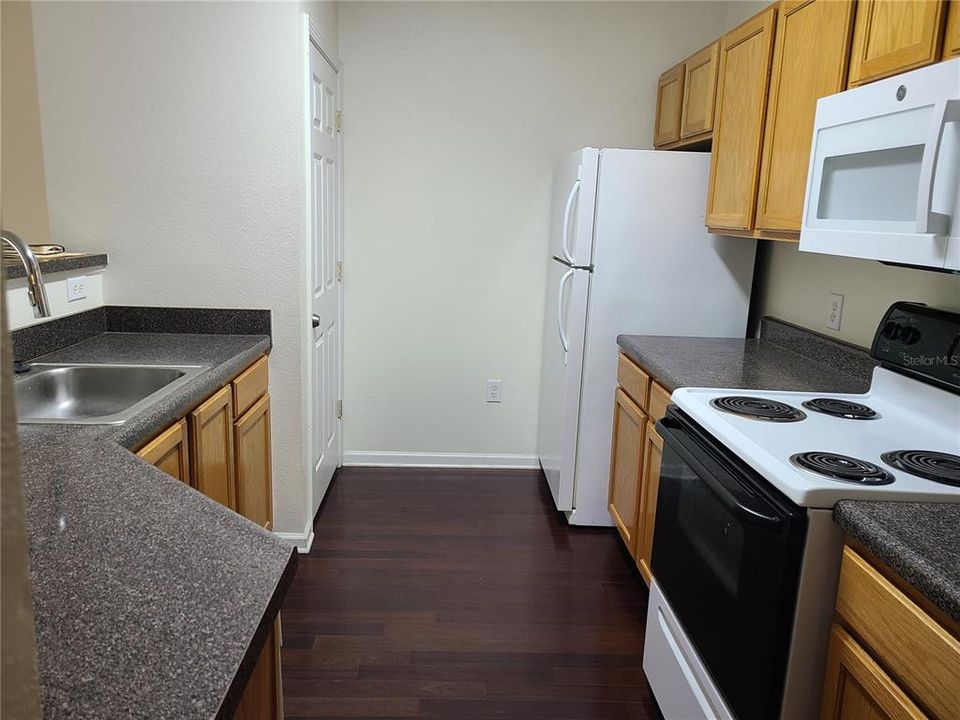 For Rent: $1,350 (1 beds, 1 baths, 794 Square Feet)
