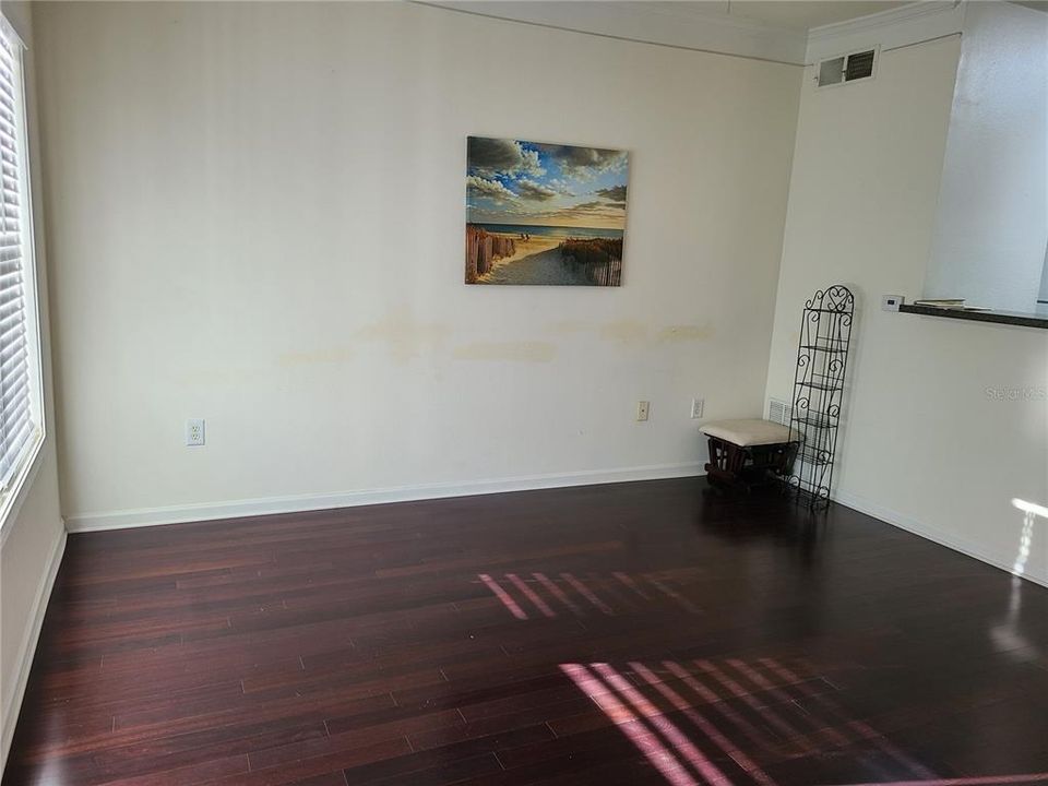 For Rent: $1,350 (1 beds, 1 baths, 794 Square Feet)