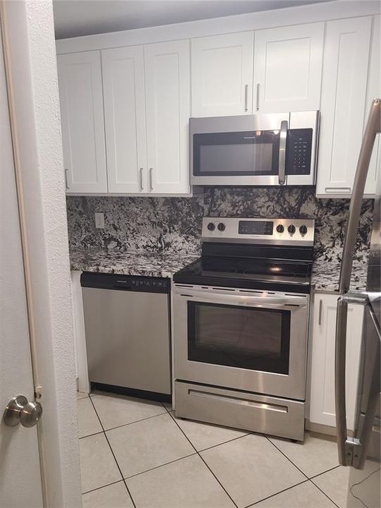 В аренду: $1,950 (2 спален, 2 ванн, 874 Квадратных фут)