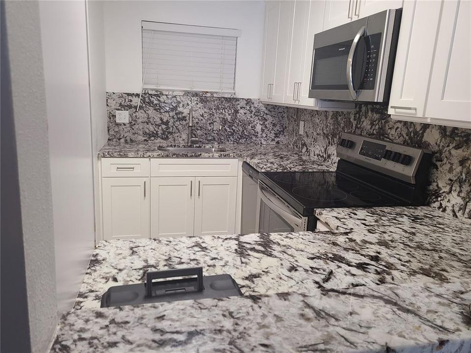 В аренду: $1,950 (2 спален, 2 ванн, 874 Квадратных фут)