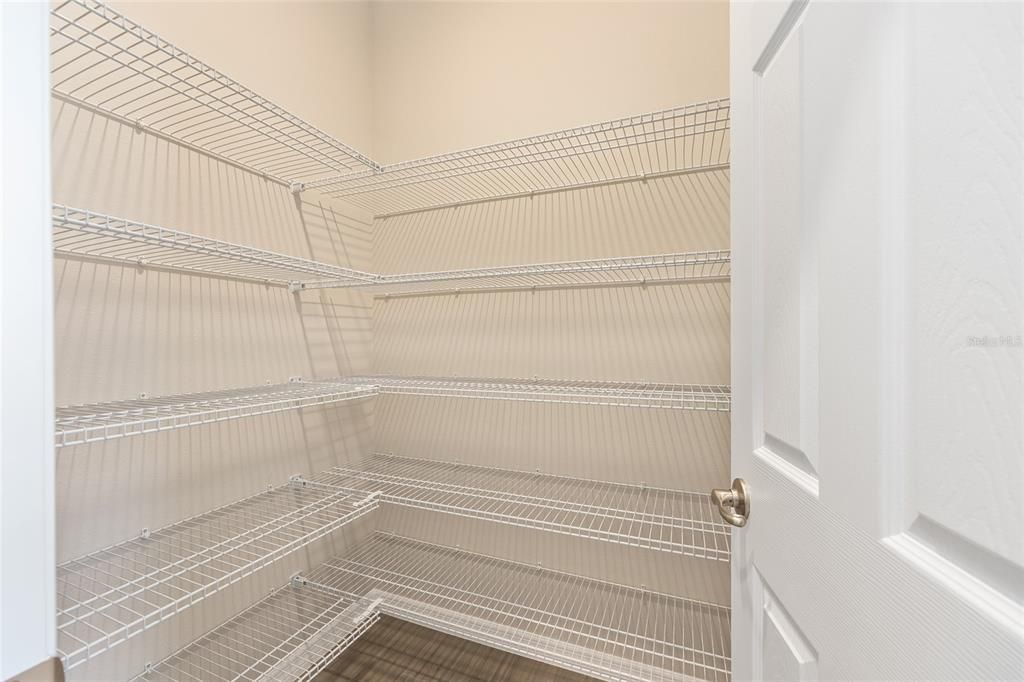 Activo con contrato: $561,675 (5 camas, 3 baños, 3374 Pies cuadrados)