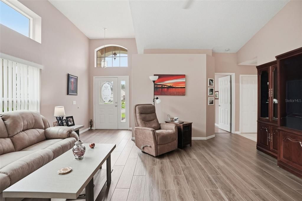 For Sale: $339,900 (2 beds, 2 baths, 1569 Square Feet)