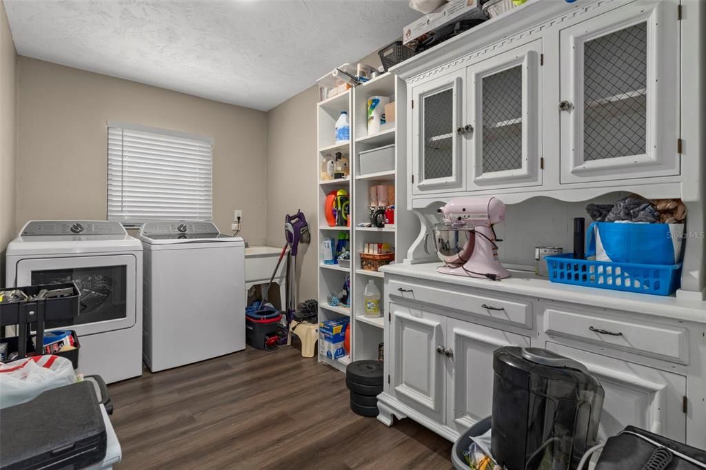 For Sale: $384,000 (3 beds, 2 baths, 1728 Square Feet)