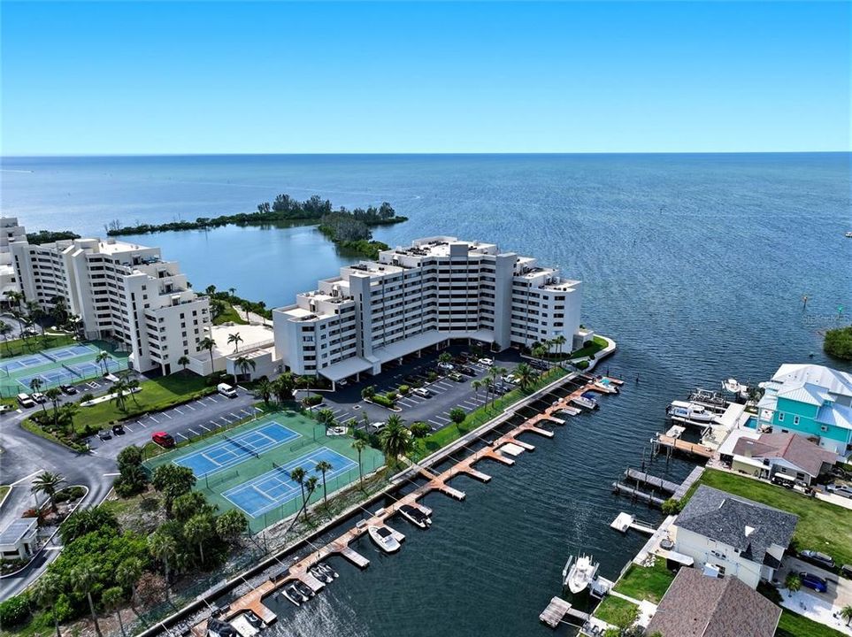 For Sale: $495,000 (2 beds, 2 baths, 1236 Square Feet)