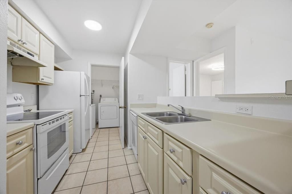 For Rent: $1,600 (2 beds, 2 baths, 937 Square Feet)