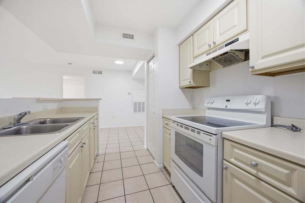 For Rent: $1,600 (2 beds, 2 baths, 937 Square Feet)