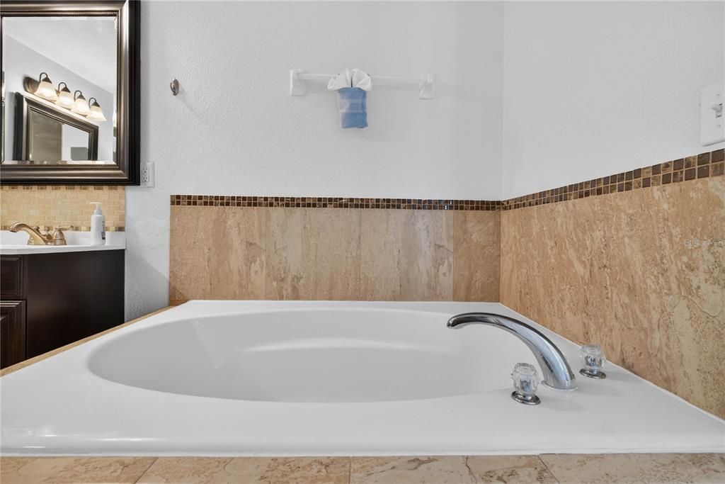 На продажу: $299,900 (3 спален, 2 ванн, 1647 Квадратных фут)