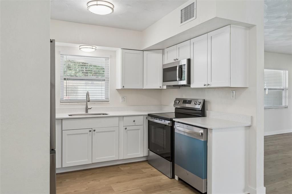 For Sale: $224,900 (2 beds, 1 baths, 894 Square Feet)