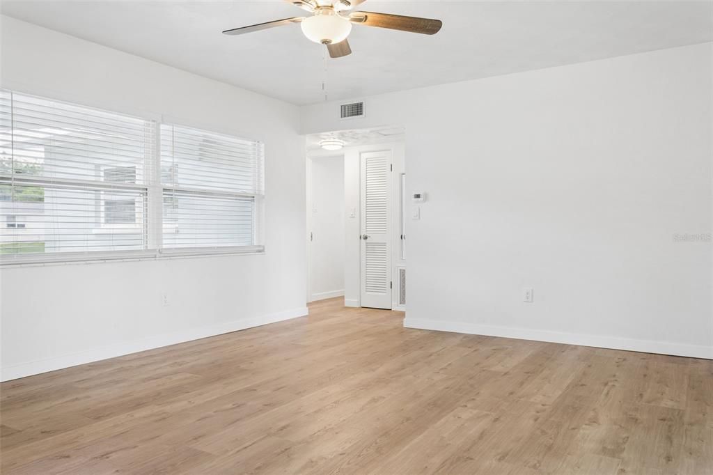 For Sale: $224,900 (2 beds, 1 baths, 894 Square Feet)