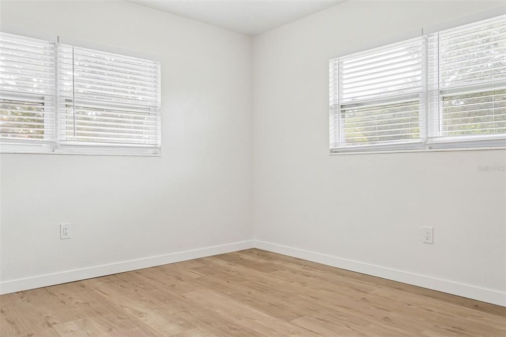 For Sale: $224,900 (2 beds, 1 baths, 894 Square Feet)