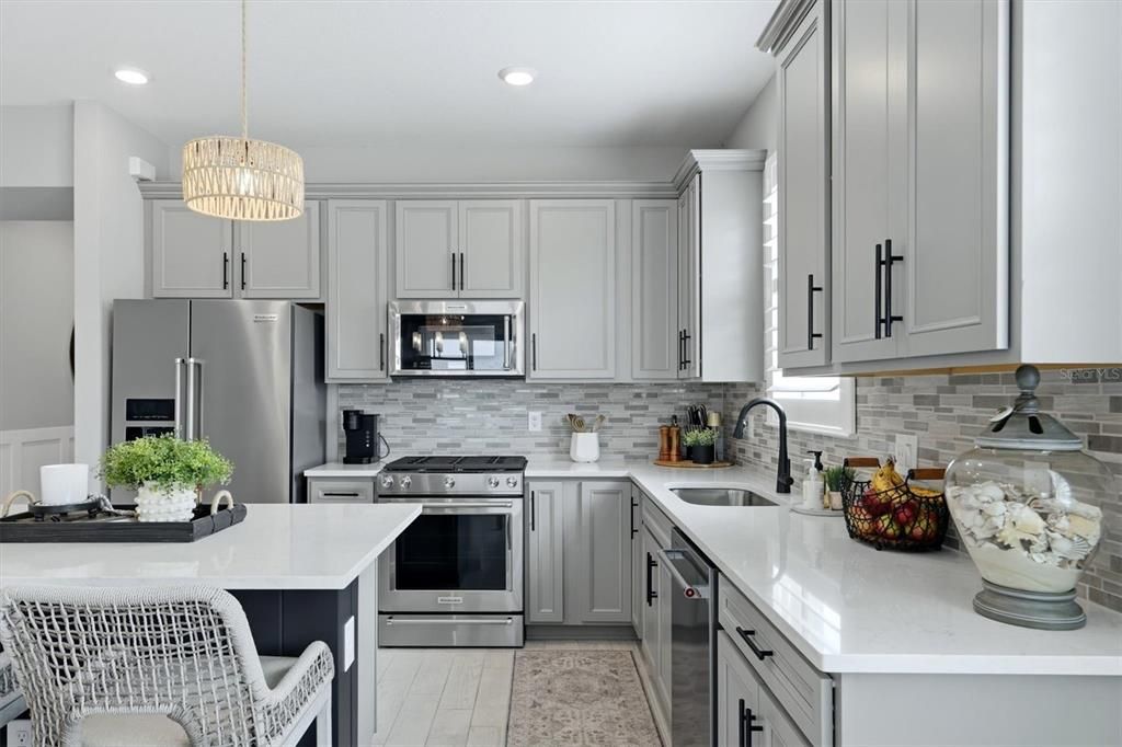 For Sale: $425,000 (2 beds, 2 baths, 1572 Square Feet)