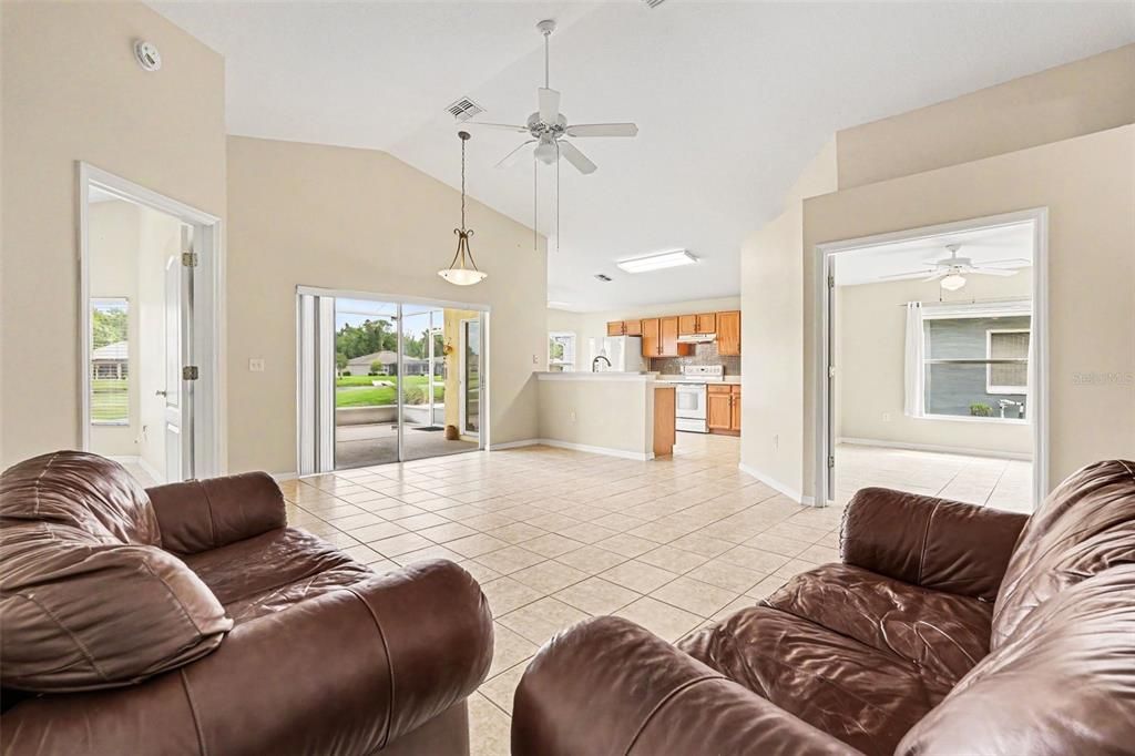 For Sale: $340,000 (2 beds, 2 baths, 1489 Square Feet)