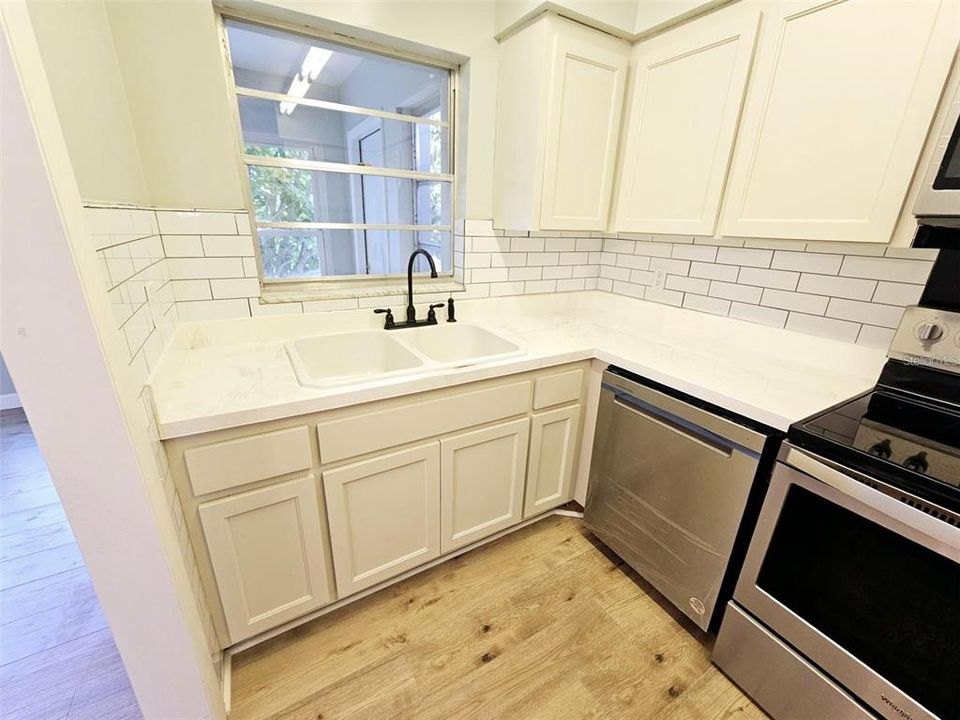 На продажу: $199,000 (2 спален, 1 ванн, 1155 Квадратных фут)