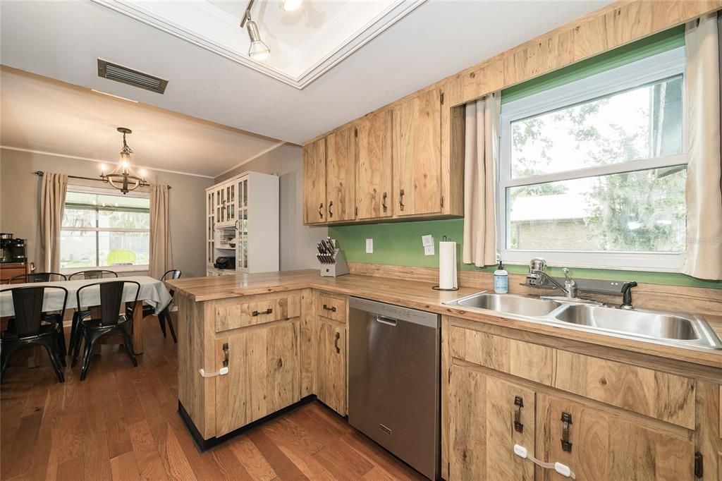 For Sale: $308,000 (3 beds, 2 baths, 1295 Square Feet)