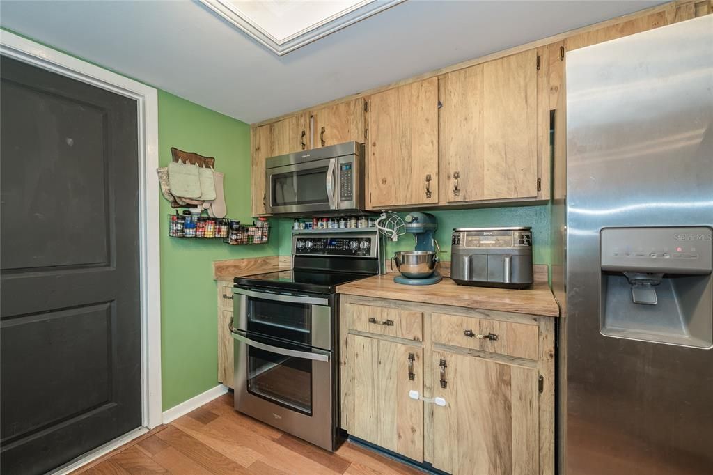 For Sale: $308,000 (3 beds, 2 baths, 1295 Square Feet)