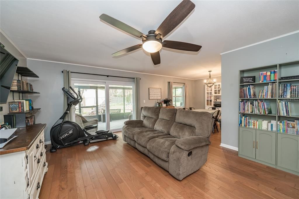 For Sale: $308,000 (3 beds, 2 baths, 1295 Square Feet)