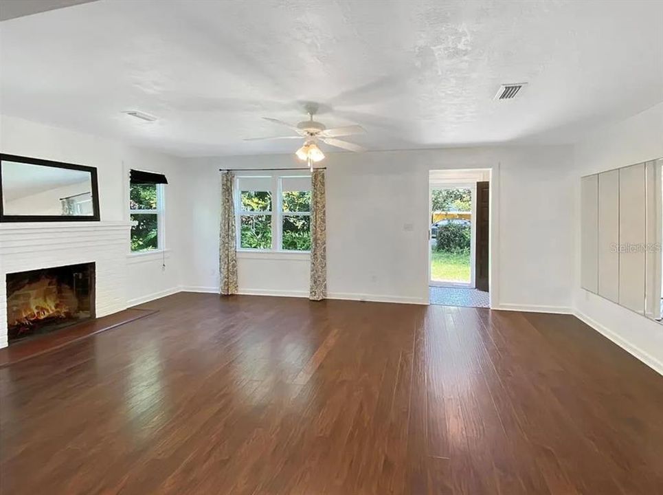 For Sale: $349,900 (2 beds, 1 baths, 1288 Square Feet)
