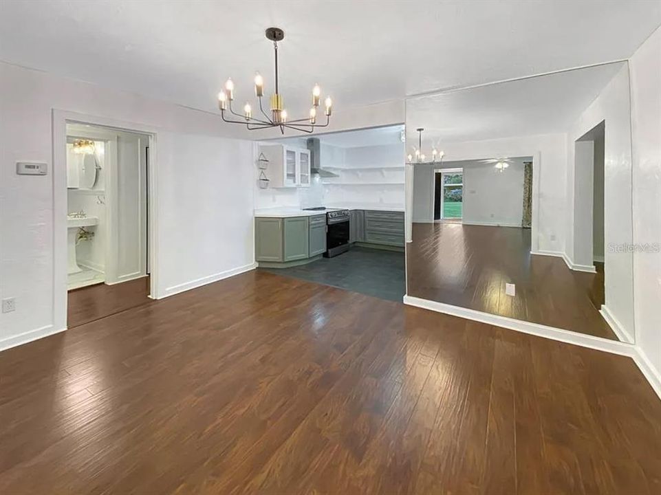 For Sale: $349,900 (2 beds, 1 baths, 1288 Square Feet)