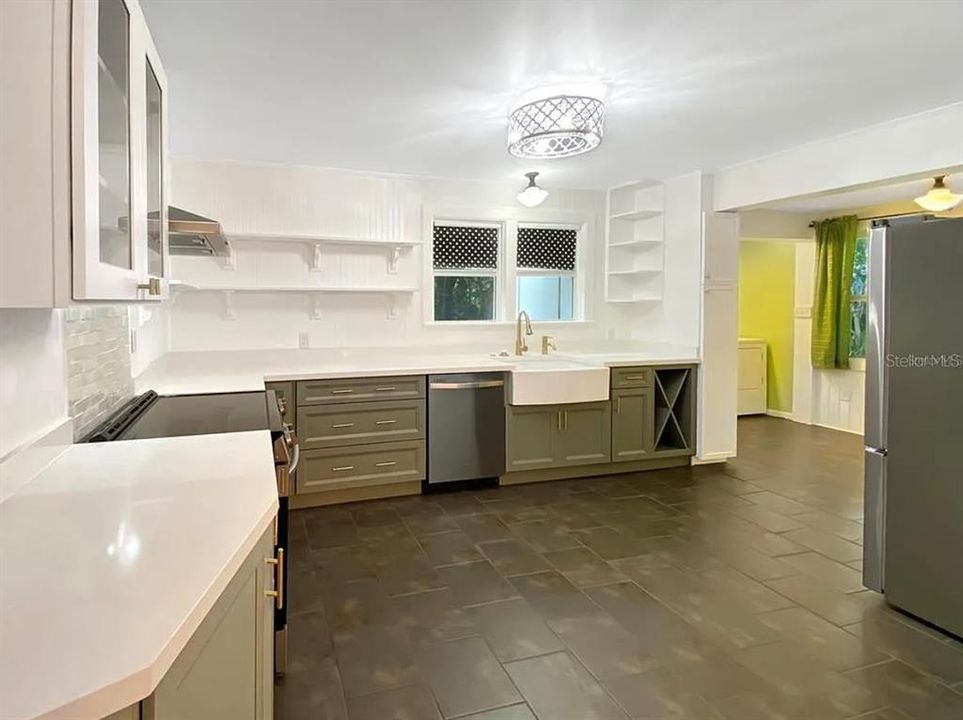 For Sale: $349,900 (2 beds, 1 baths, 1288 Square Feet)