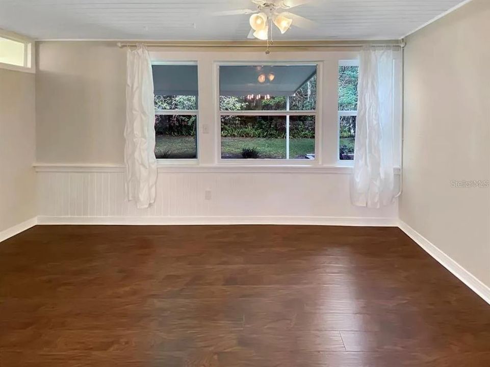 For Sale: $349,900 (2 beds, 1 baths, 1288 Square Feet)