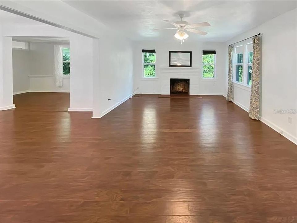 For Sale: $349,900 (2 beds, 1 baths, 1288 Square Feet)