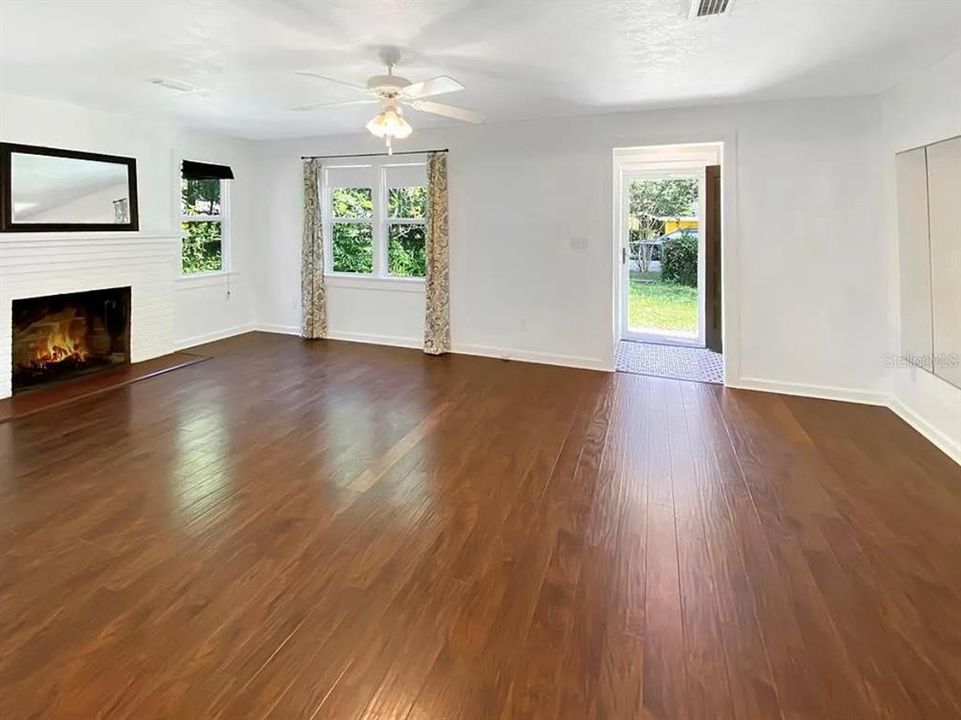 For Sale: $349,900 (2 beds, 1 baths, 1288 Square Feet)